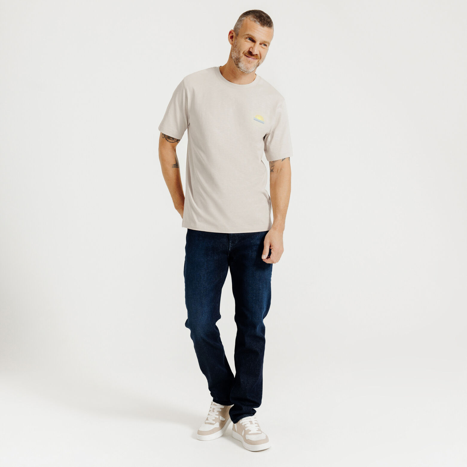 T-shirt in gevlamde stof met borduursel op de bors