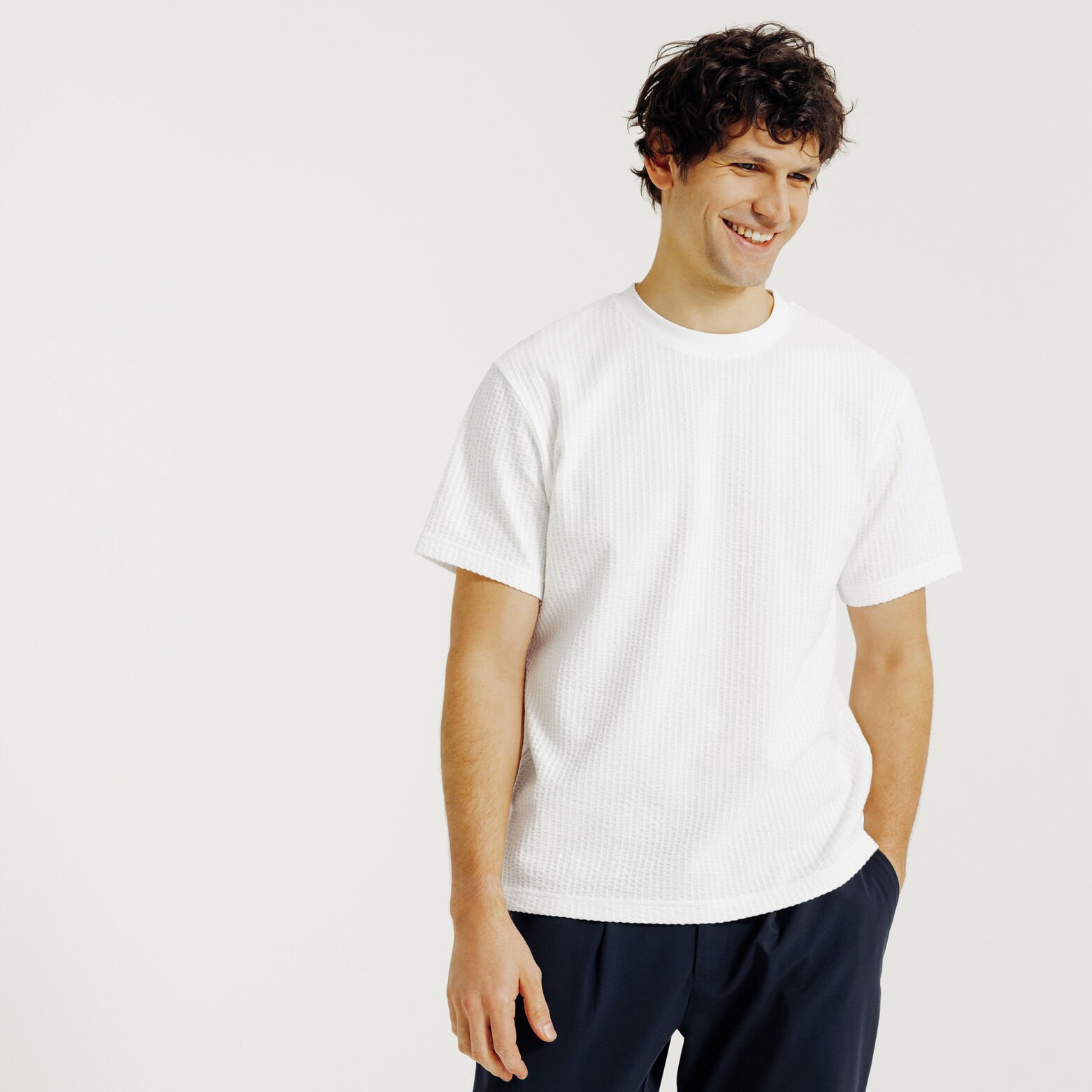 Tee shirt mati&egrave;re relief&eacute;e