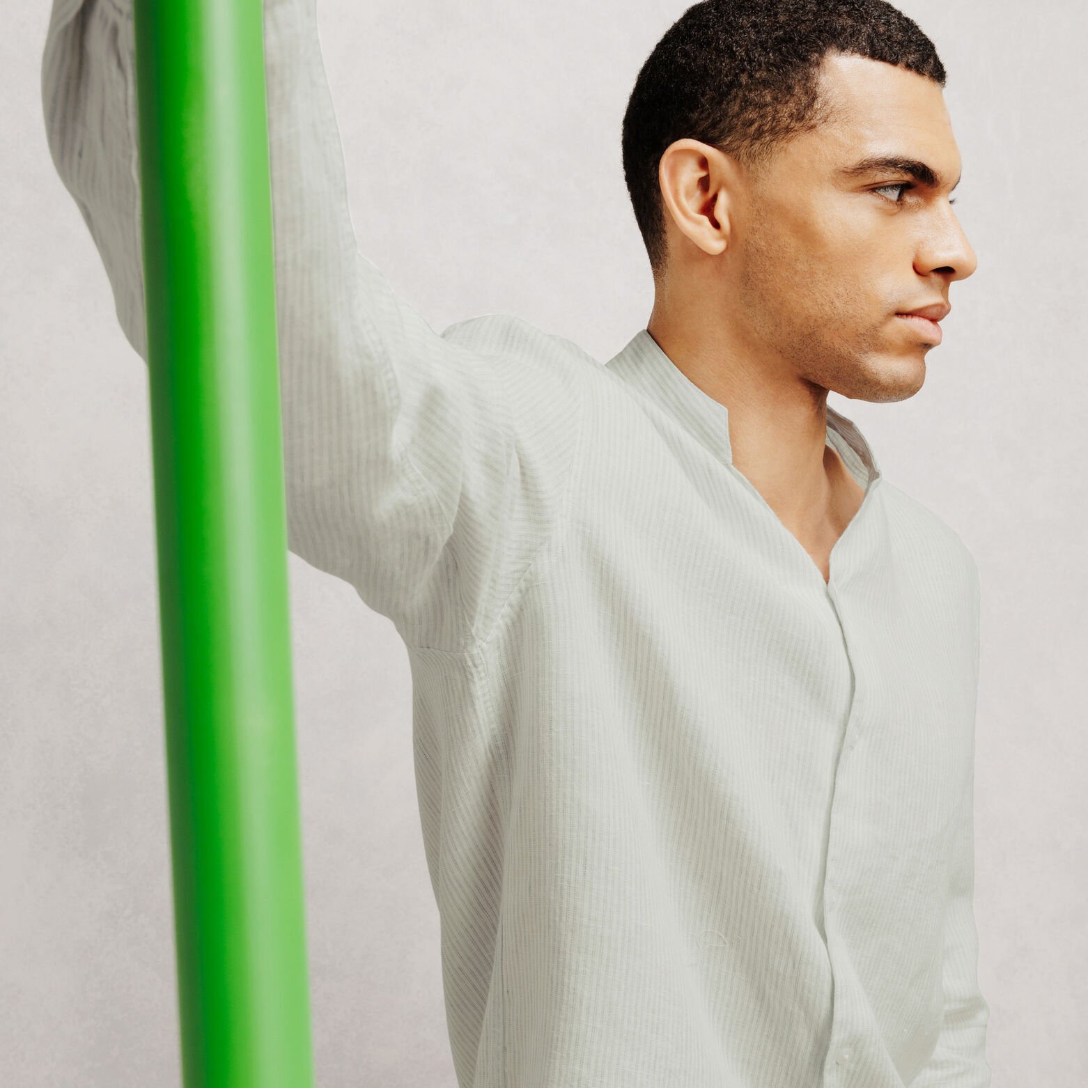 Chemise regular en lin ray&eacute;e col mao