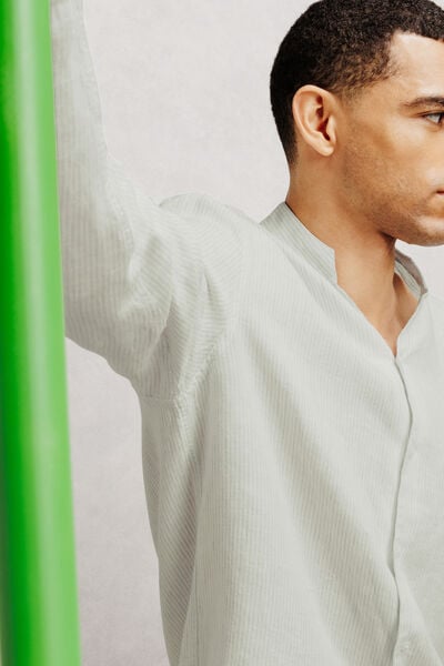 Chemise regular en lin ray&eacute;e col mao