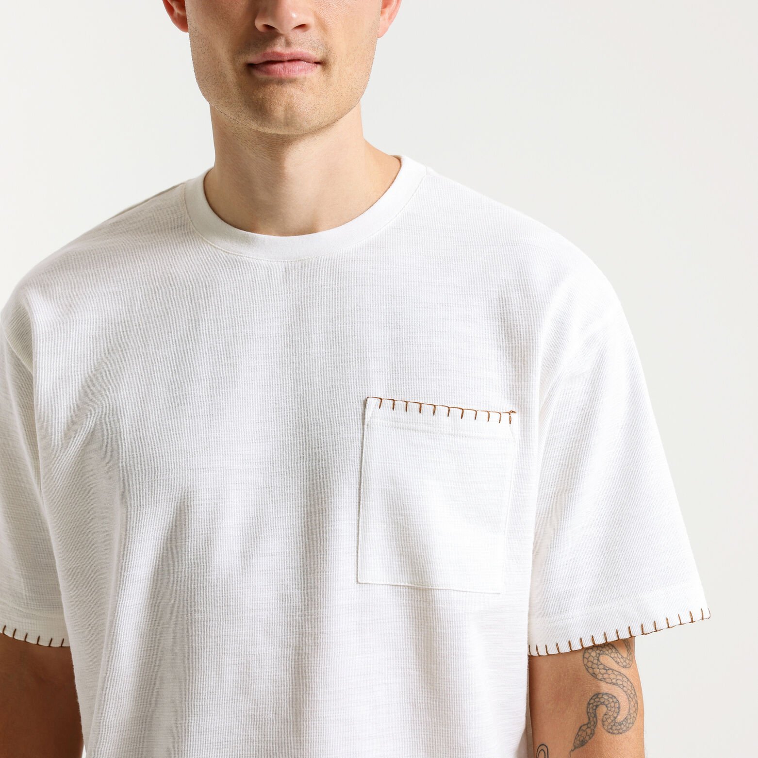 T-shirt in fantasiestof, borduursels mouweinden en