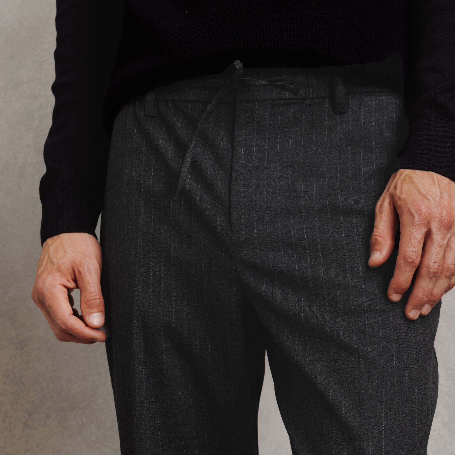 Pantalon chino tapered ray&eacute;