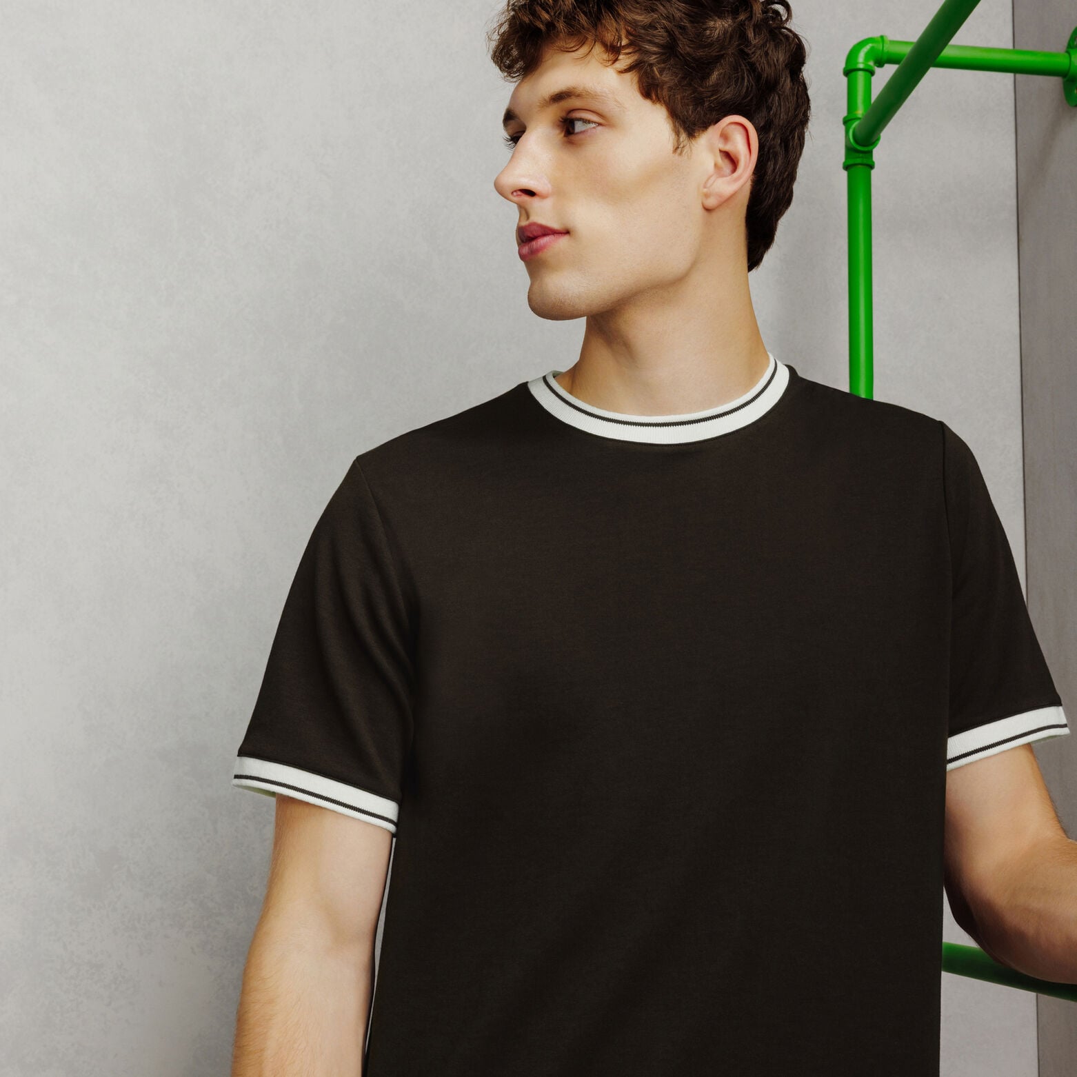 T-shirt met contrasterende hals- en mouwboorden