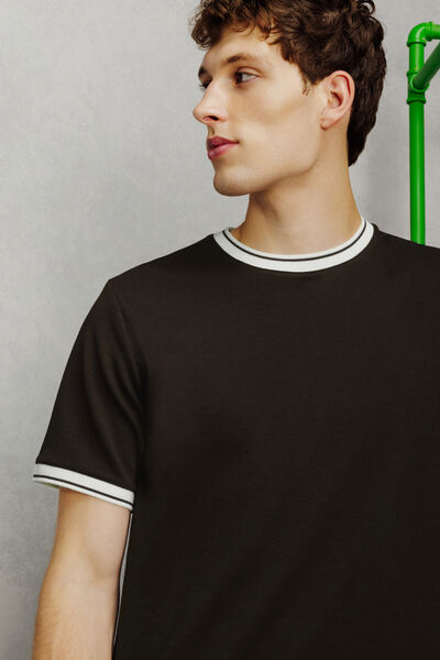 T-shirt met contrasterende hals- en mouwboorden