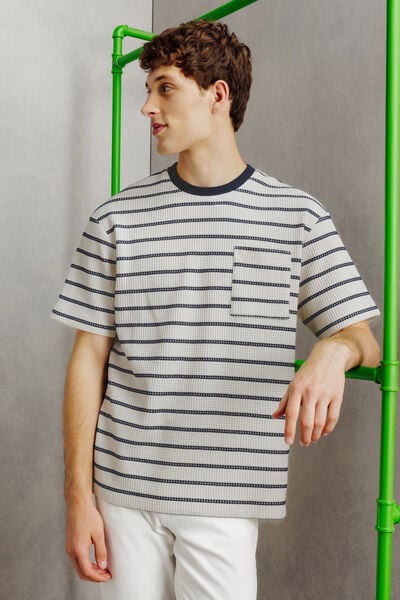 Tee shirt ray&eacute; gaufr&eacute; poche poitrine