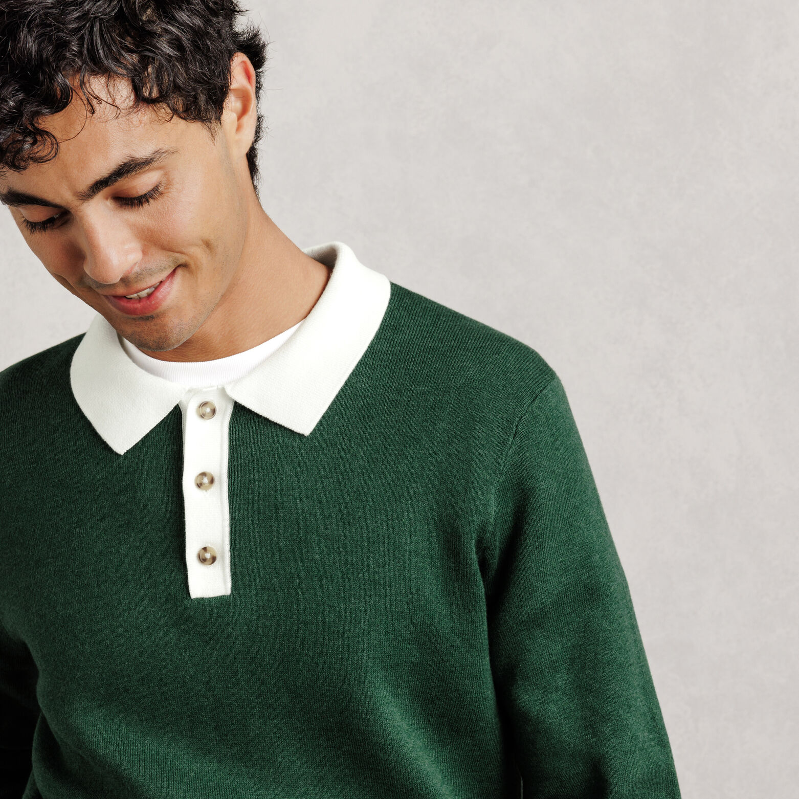 Polo en maille contrast&eacute; uni