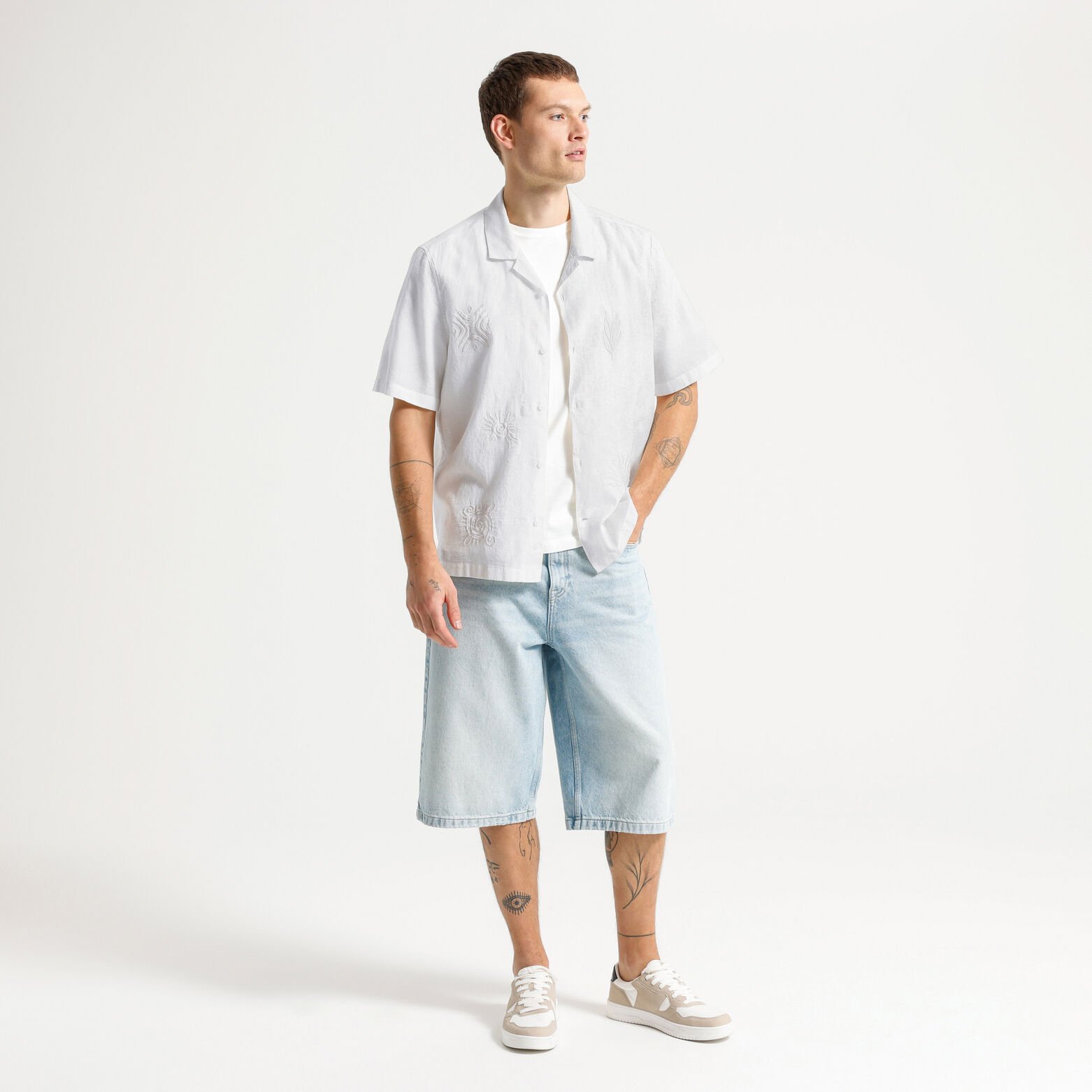 Hemdje in katoen linnen met borduursel