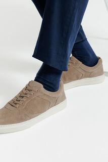 Sneakers in su&egrave;deleer