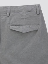 Pantalon chino regular reliefé