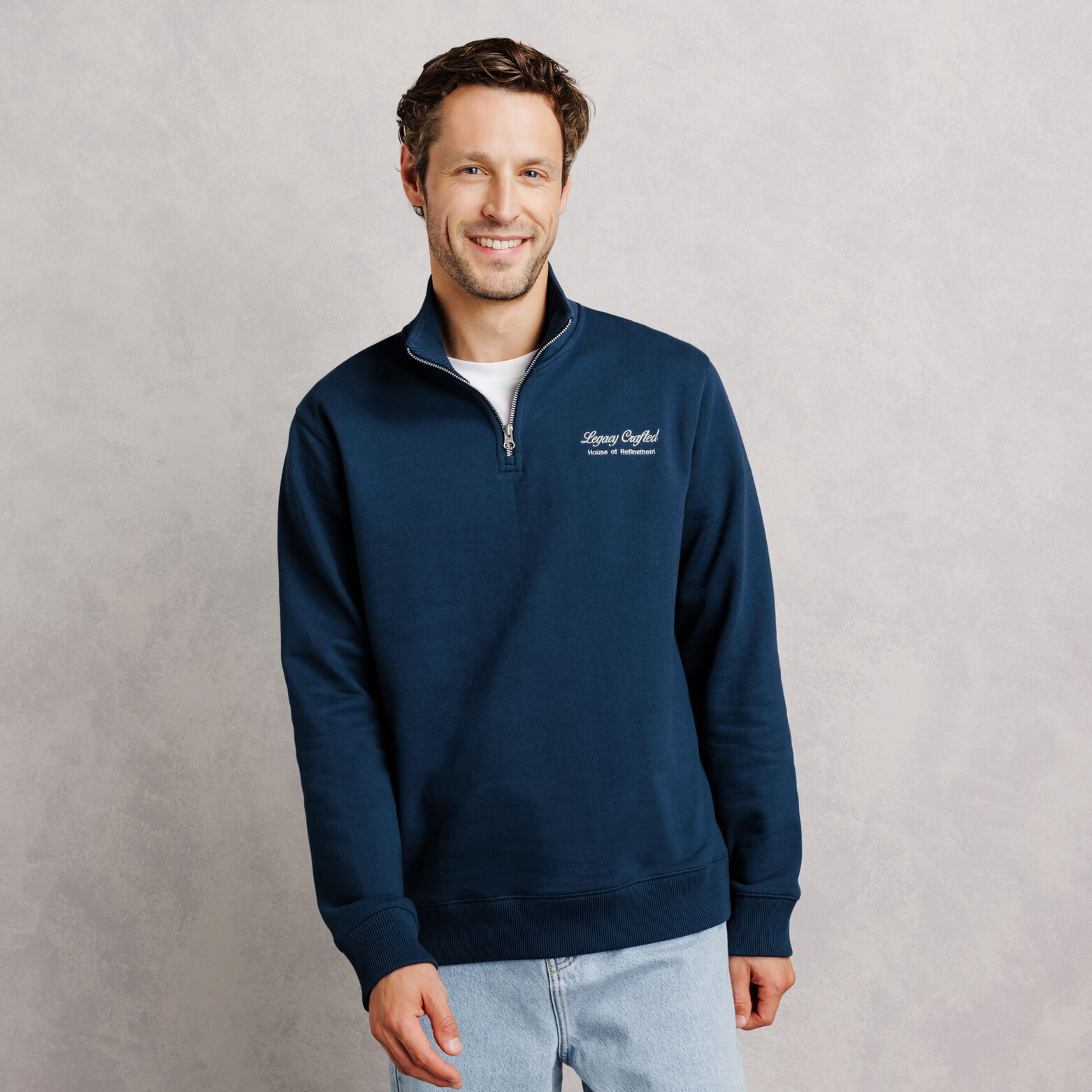 Sweater met ritskraag, geborduurd "Legacy crafted"