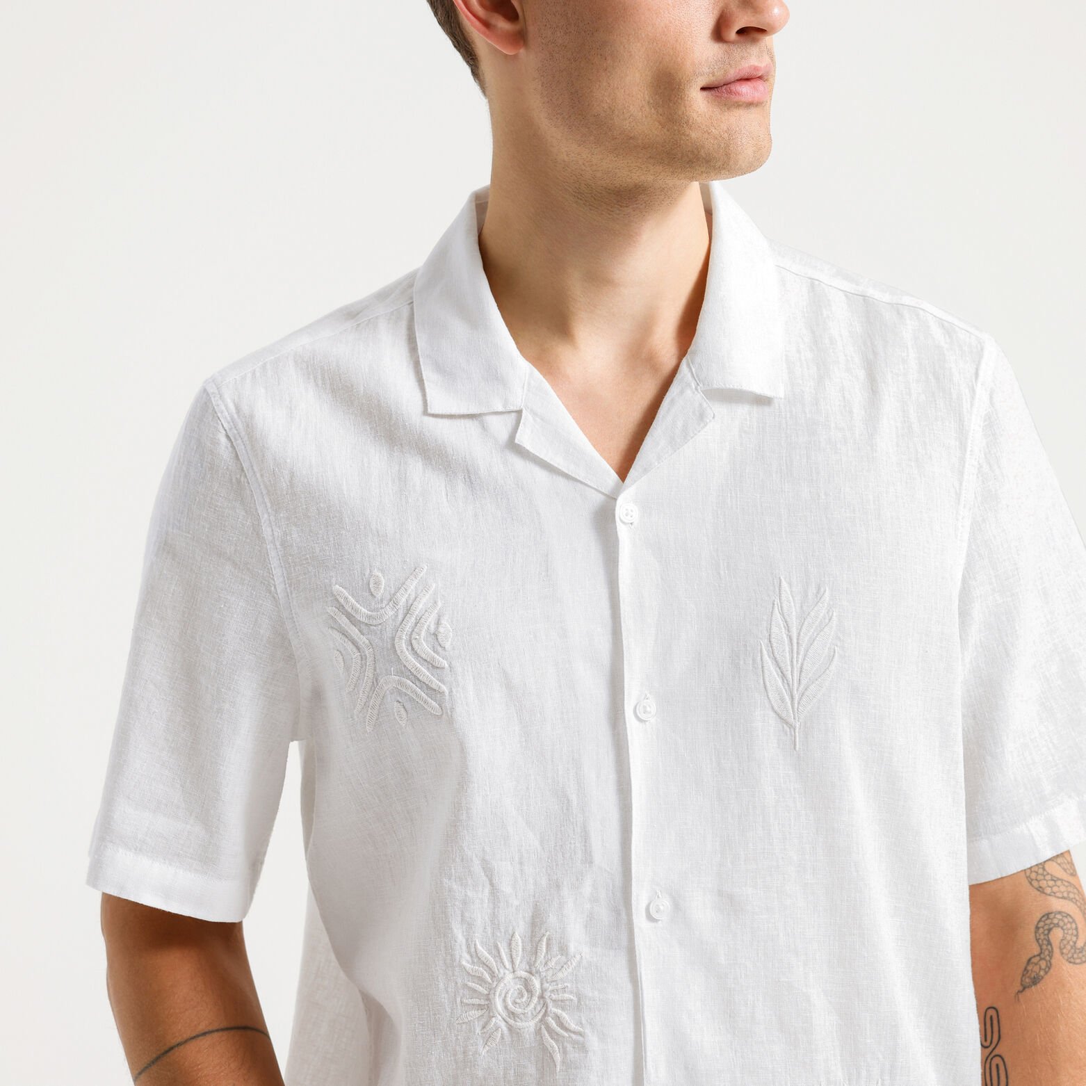 Hemdje in katoen linnen met borduursel