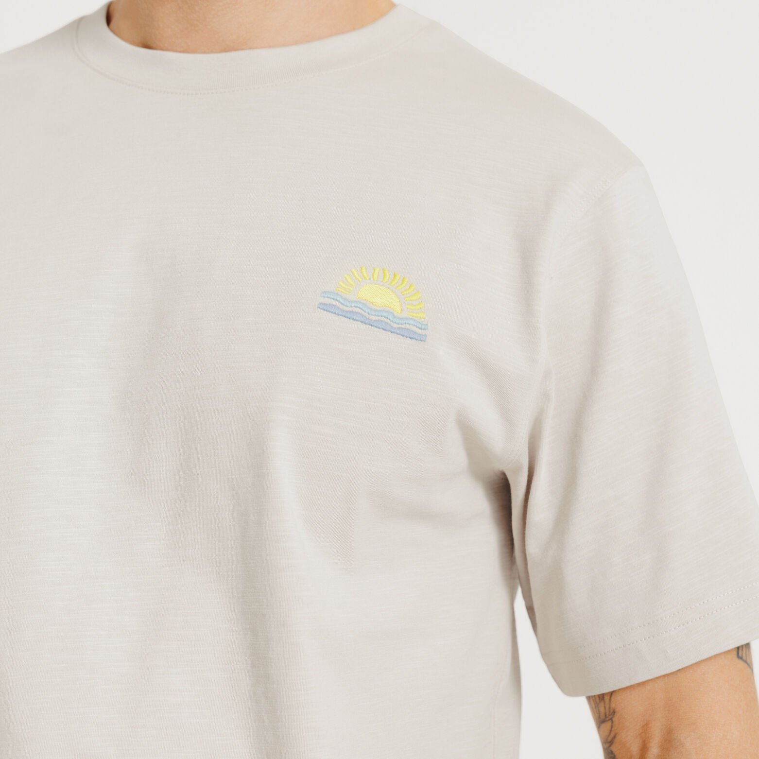 T-shirt in gevlamde stof met borduursel op de bors