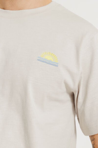 Tee shirt mati&egrave;re flamm&eacute;e broderie poitrine