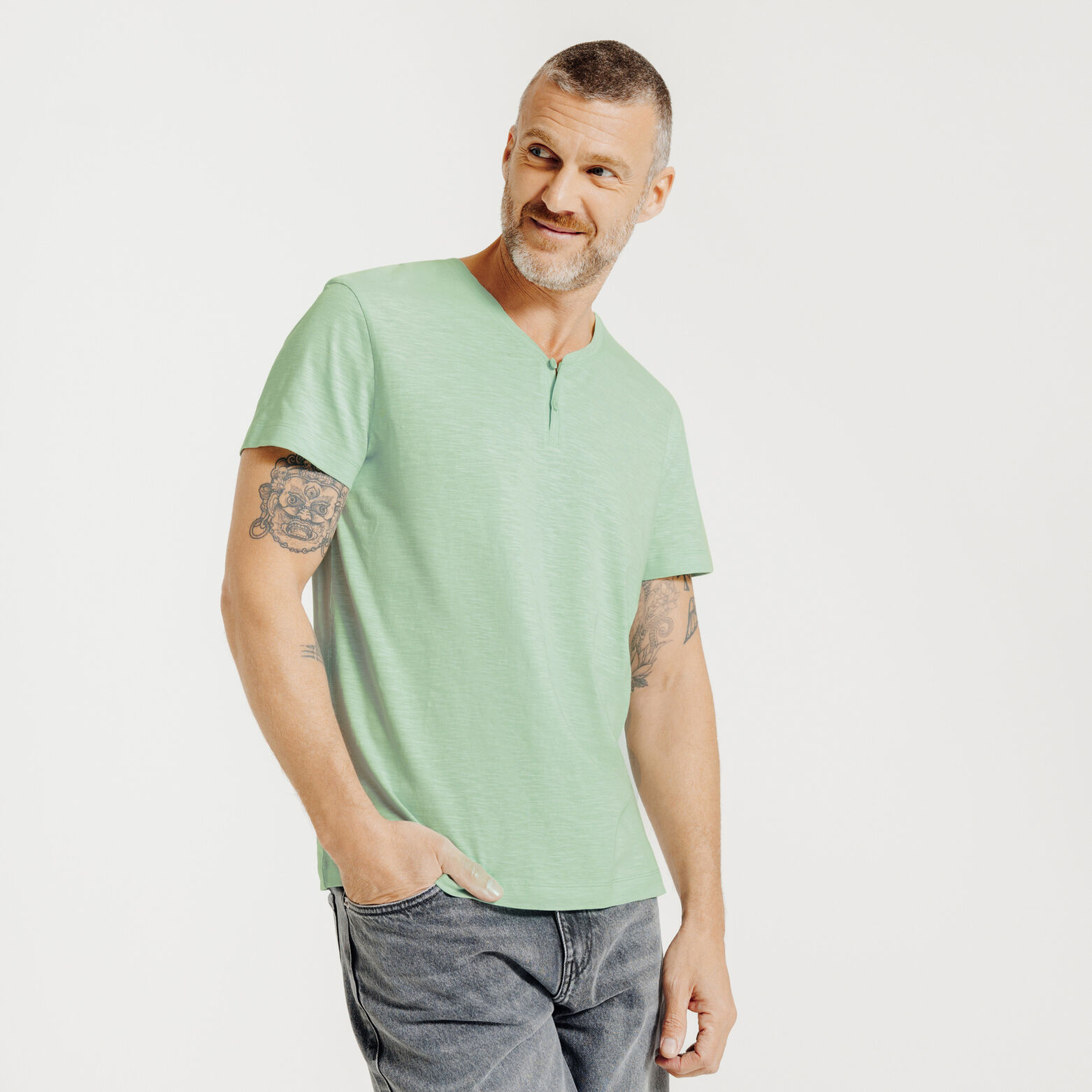 Tee shirt col tunisien en mati&egrave;re flamm&eacute;e