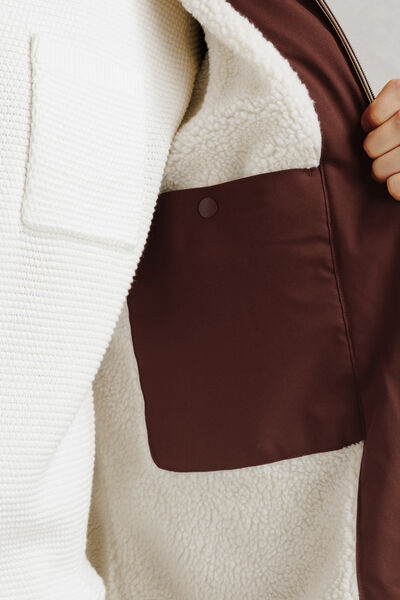 Parka longue &agrave; capuche doubl&eacute;e en sherpa