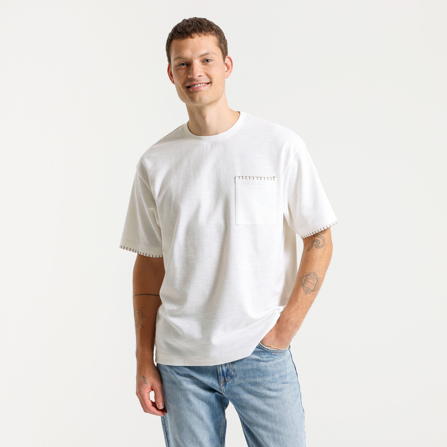 T-shirt in fantasiestof, borduursels mouweinden en