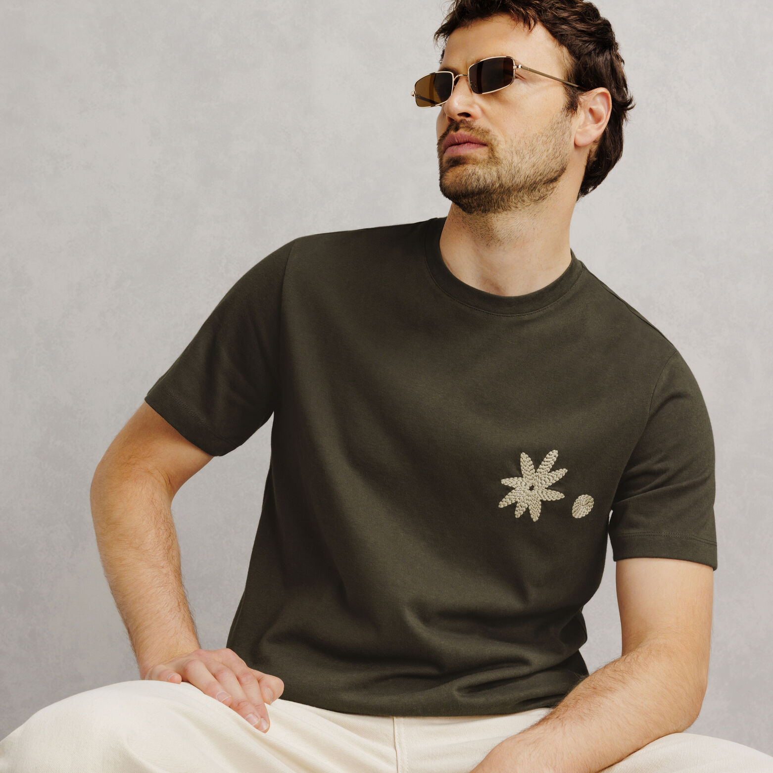 Tee shirt col rond brod&eacute; fleur poitrine