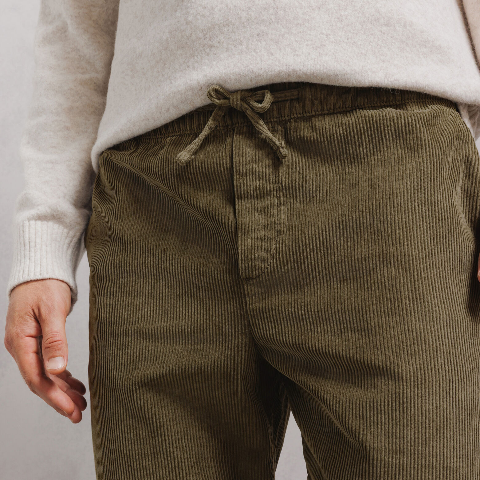 Pantalon tapered taille &eacute;lastiqu&eacute;e en velours