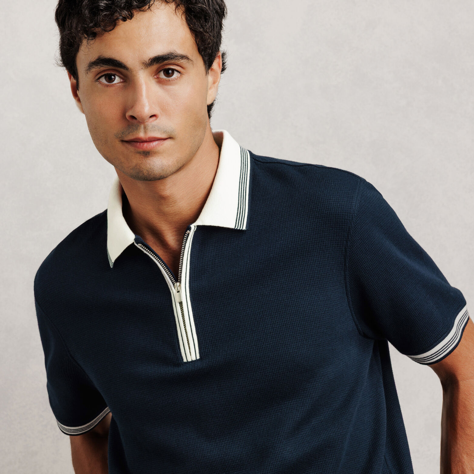 Polo manches courtes col zipp&eacute; gaufr&eacute;