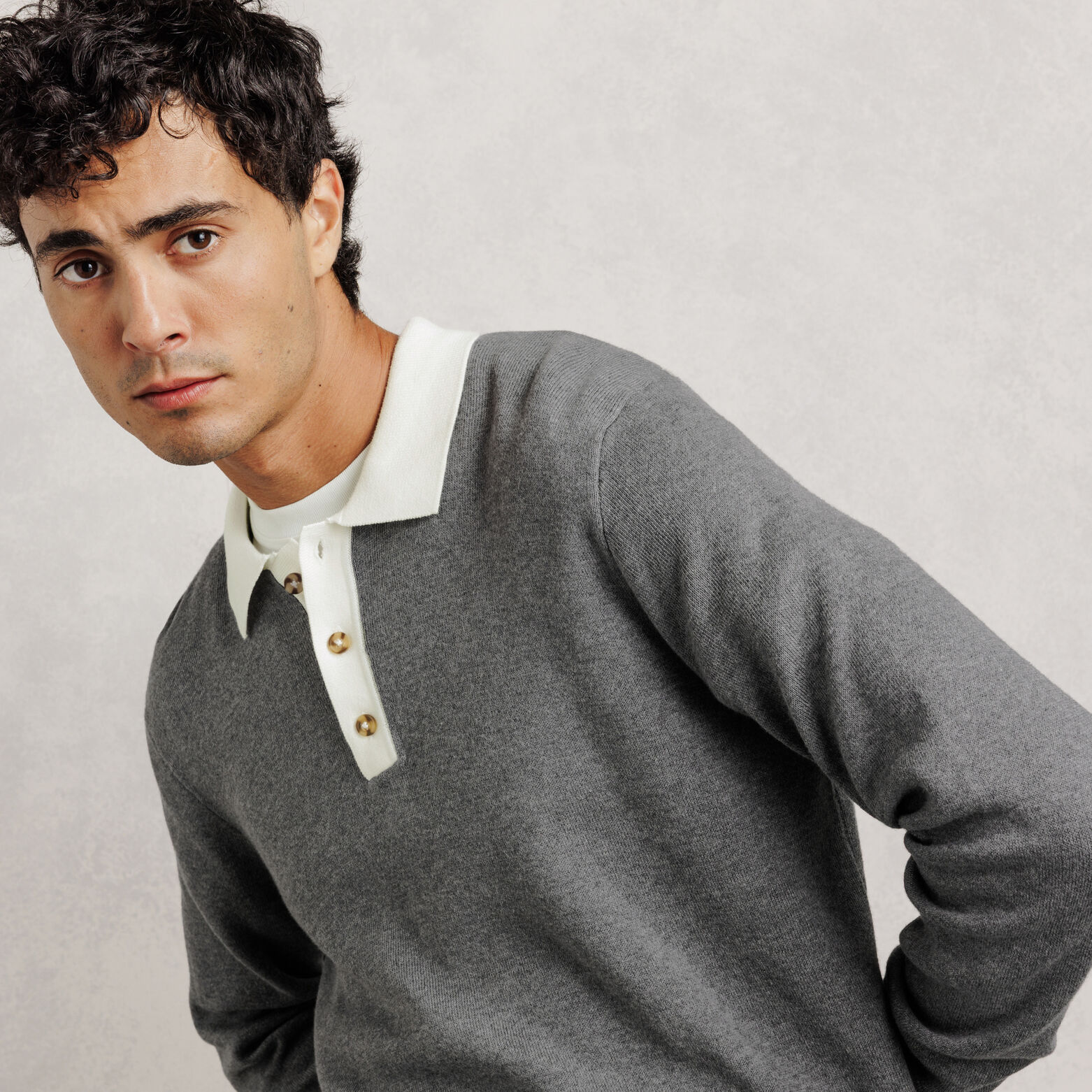 Polo en maille contrast&eacute; uni
