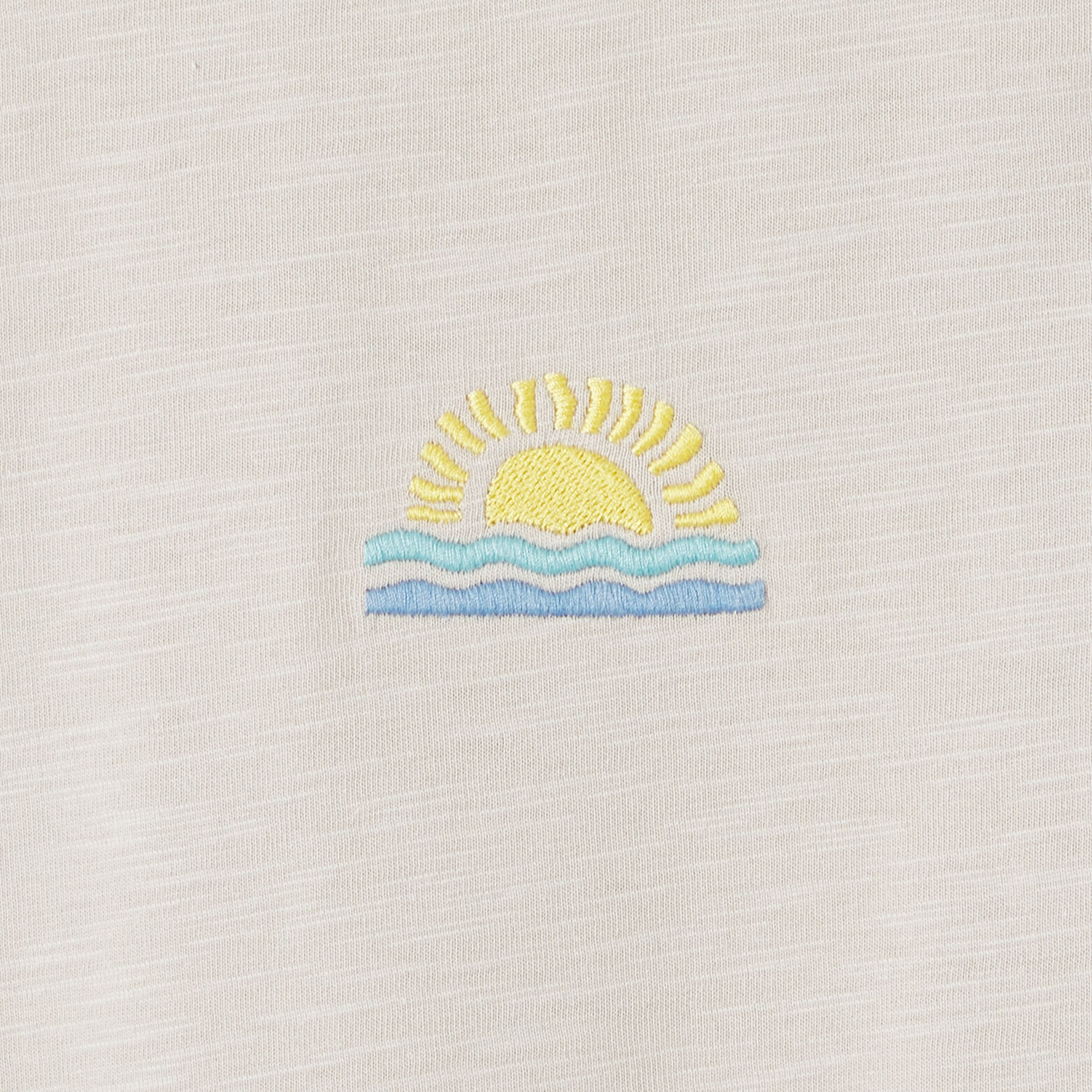 T-shirt in gevlamde stof met borduursel op de bors