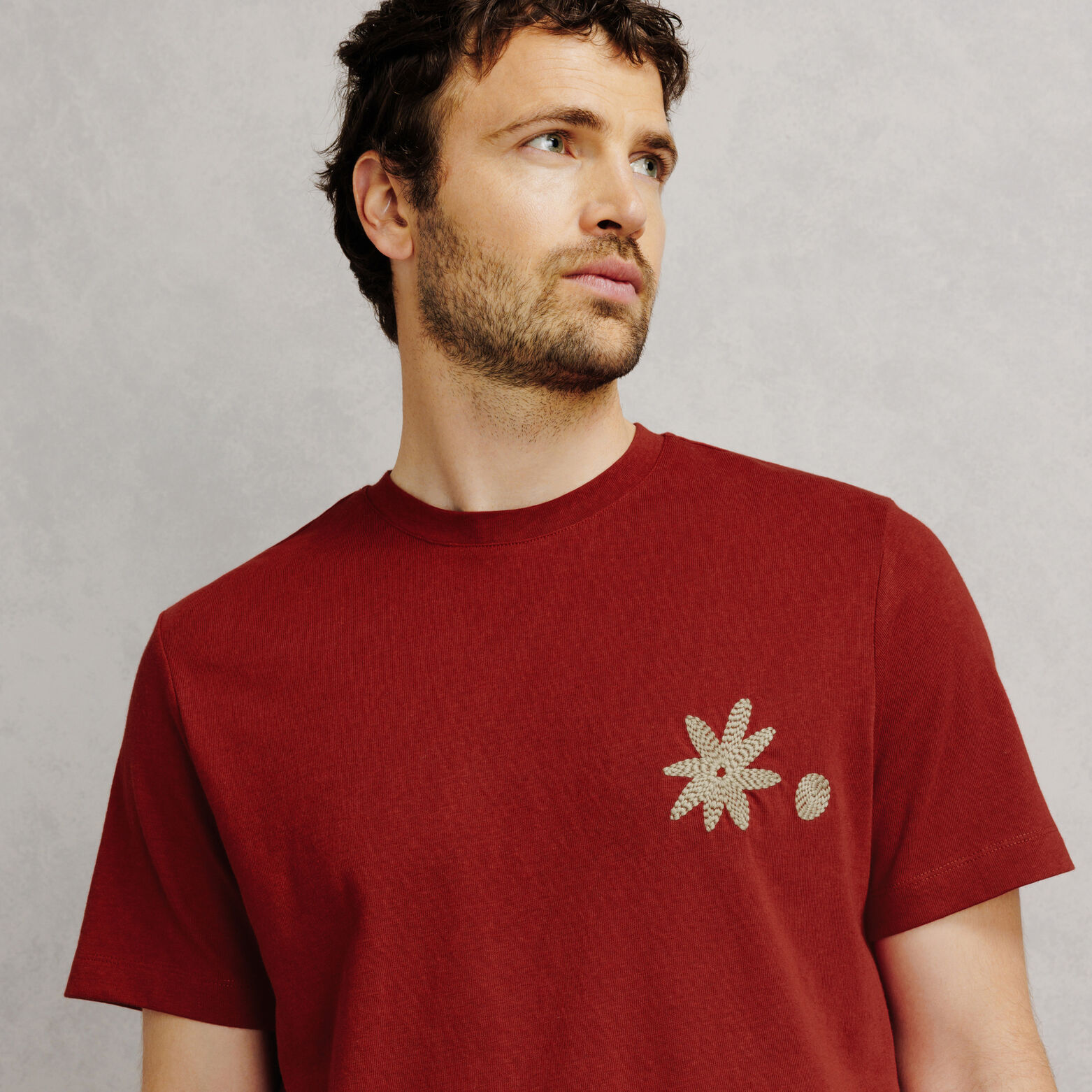 Tee shirt col rond brod&eacute; fleur poitrine