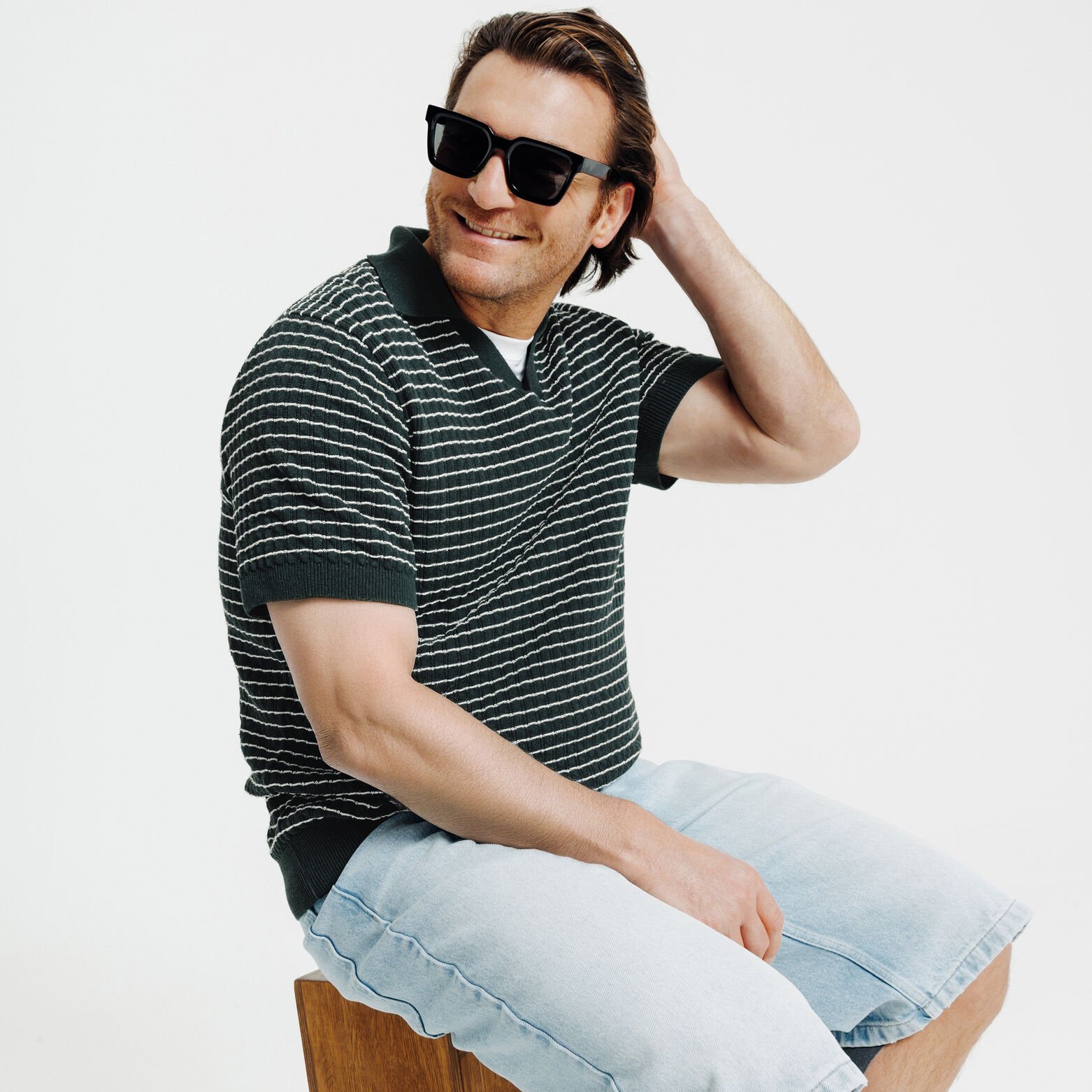 Pull manches courtes col polo resort ray&eacute; relief&eacute;