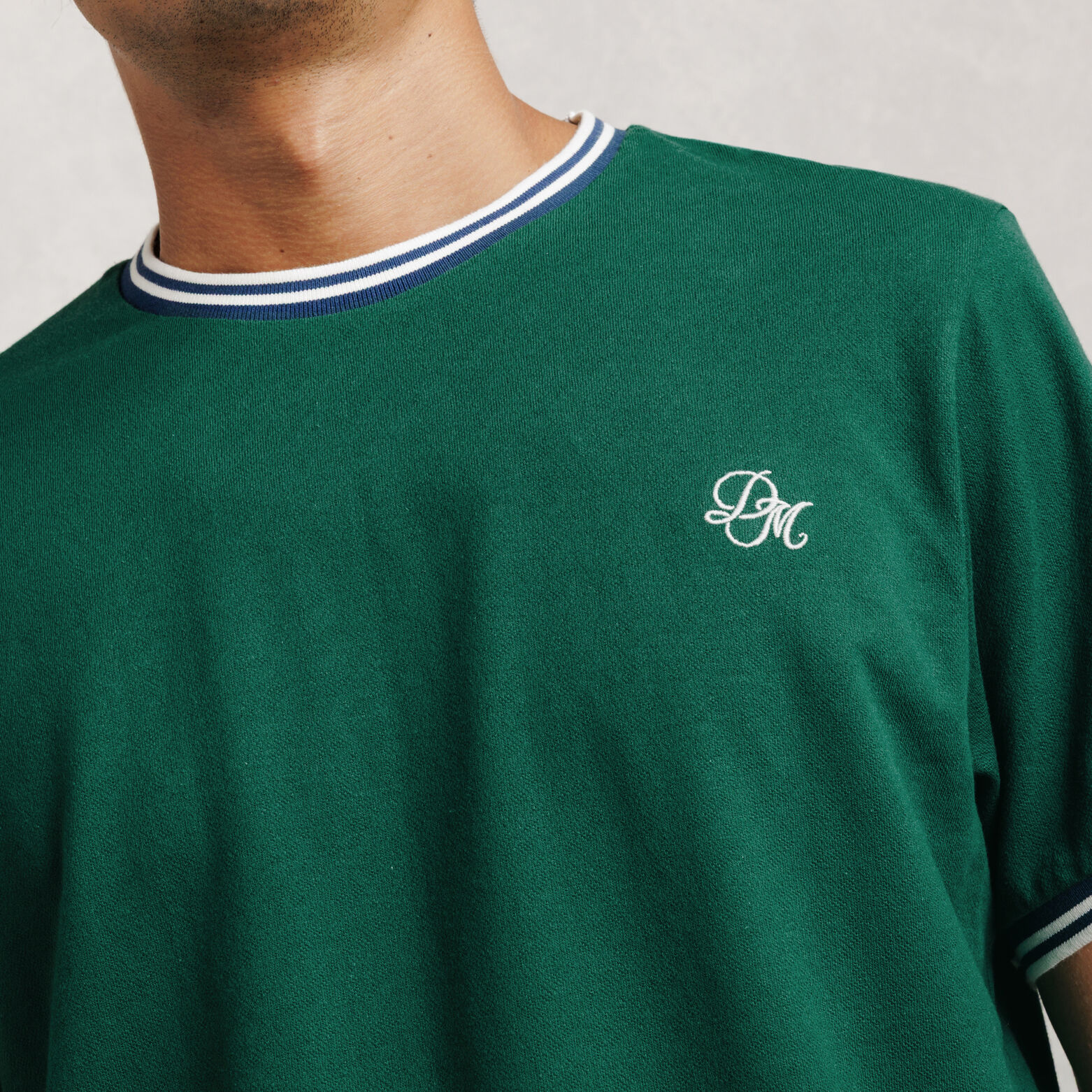 Tee shirt brod&eacute; contrast&eacute;