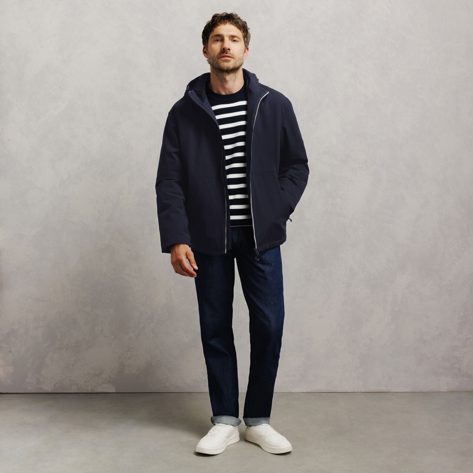 Blouson &agrave; capuche zipp&eacute;