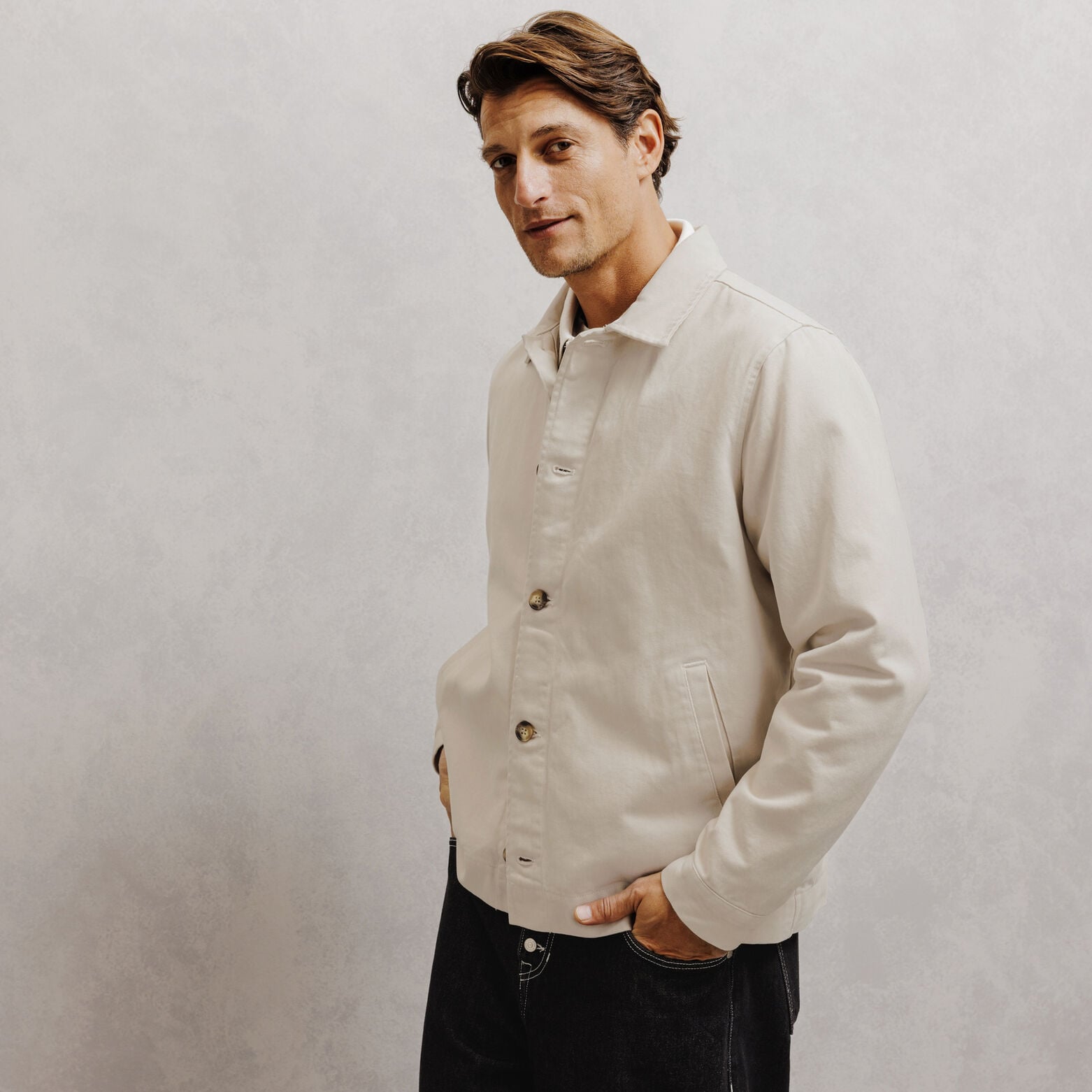 Veste boutonn&eacute;e col chemise 100% coton