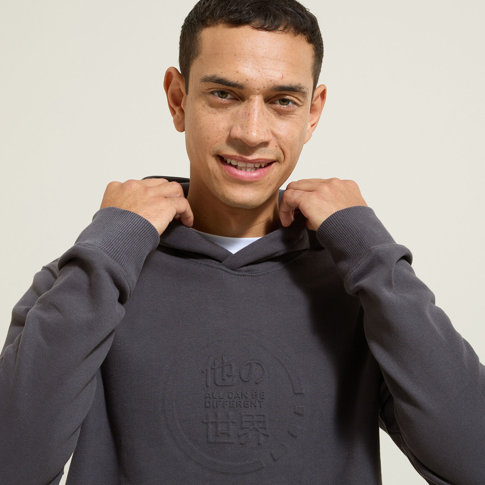 Sweat à capuche animation reliefée