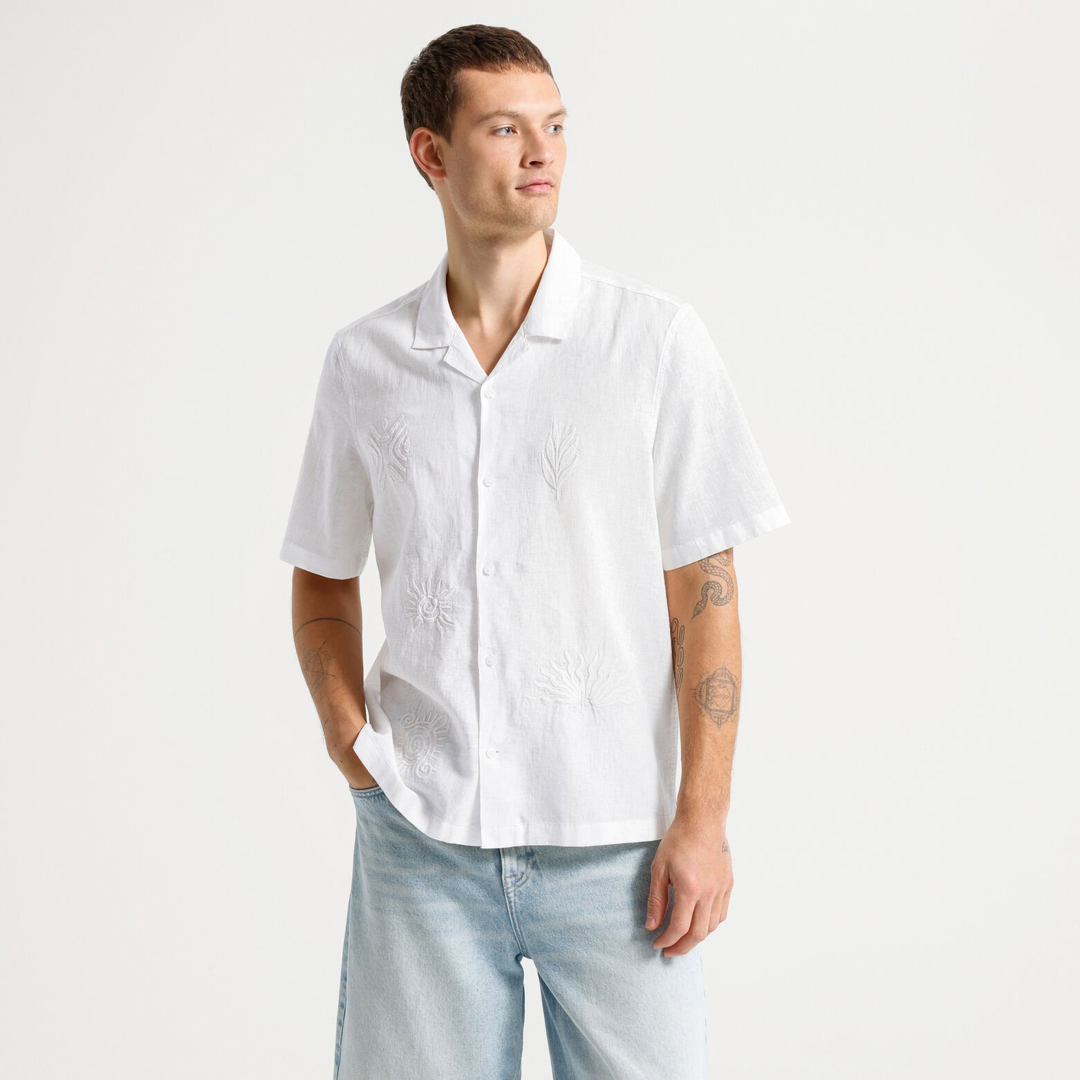 Hemdje in katoen linnen met borduursel