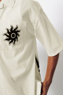 Boxy fit hemdje in geborduurd katoen