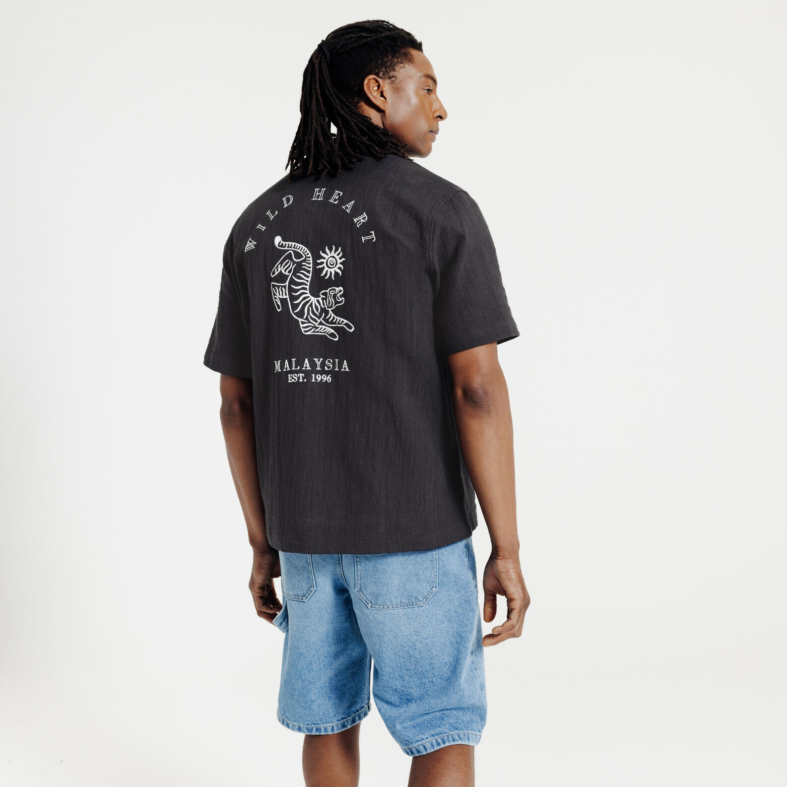 Hemdje in katoen met borduursel achteraan