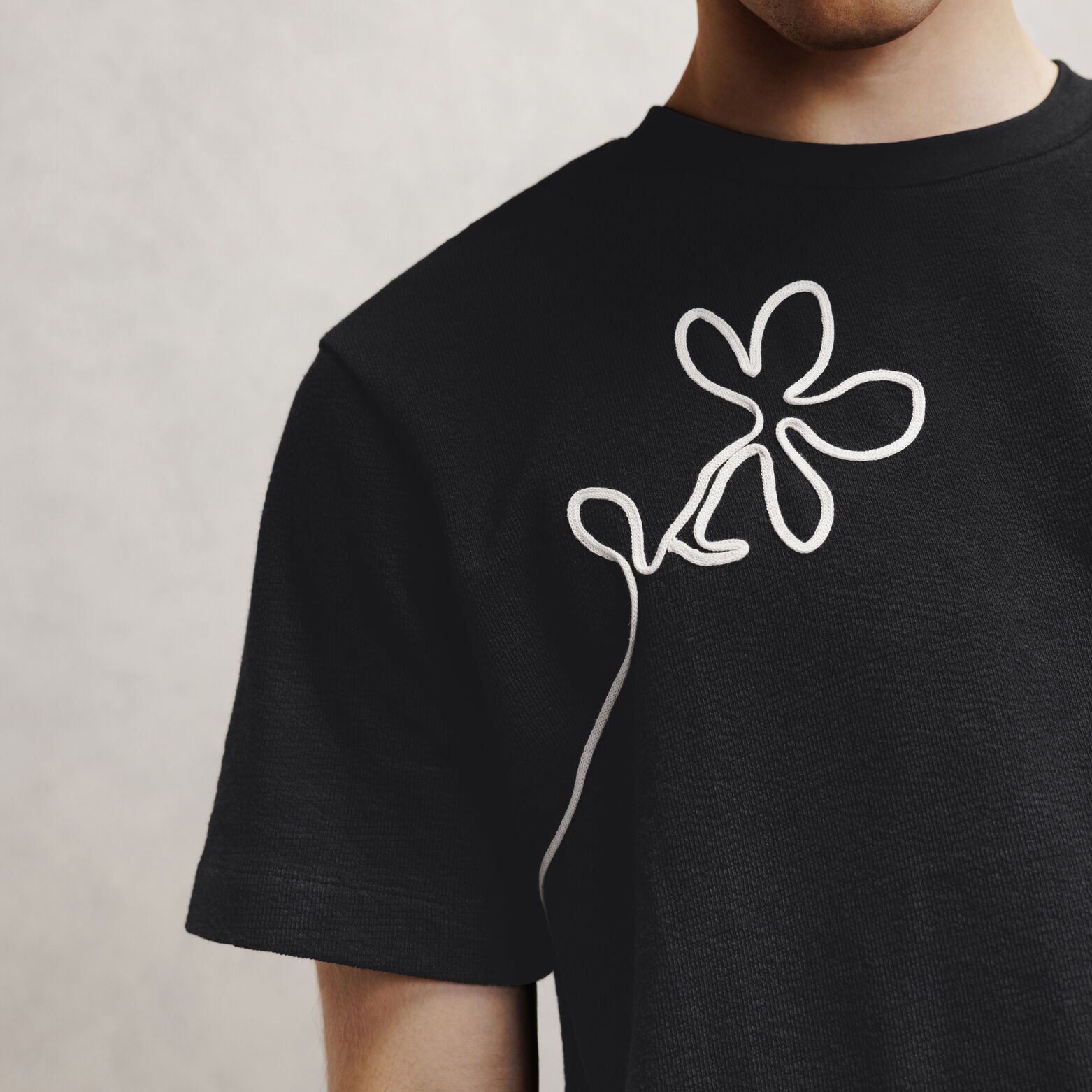 Tee shirt fleurs en cordelette mati&egrave;re fantaisie