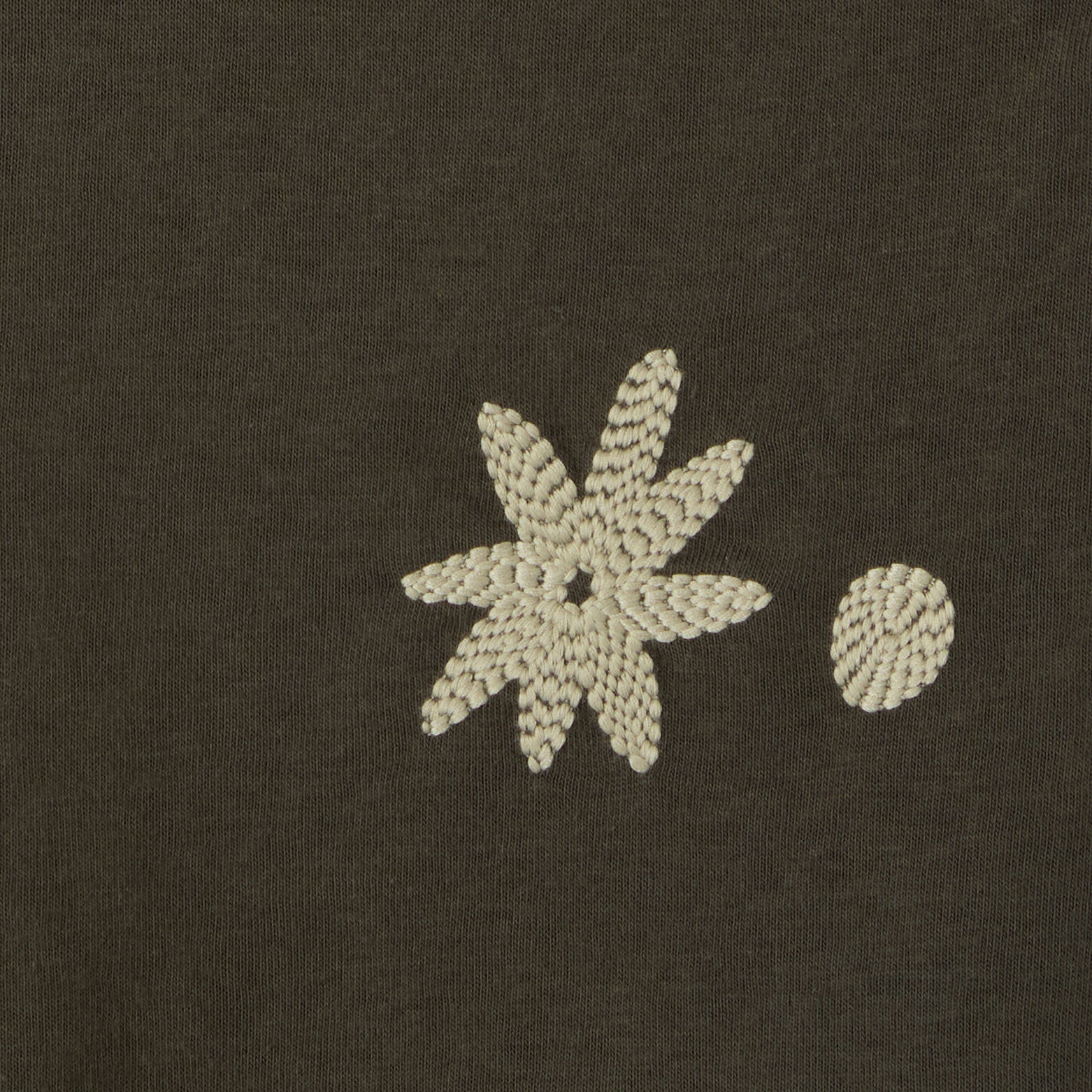 Tee shirt col rond brod&eacute; fleur poitrine