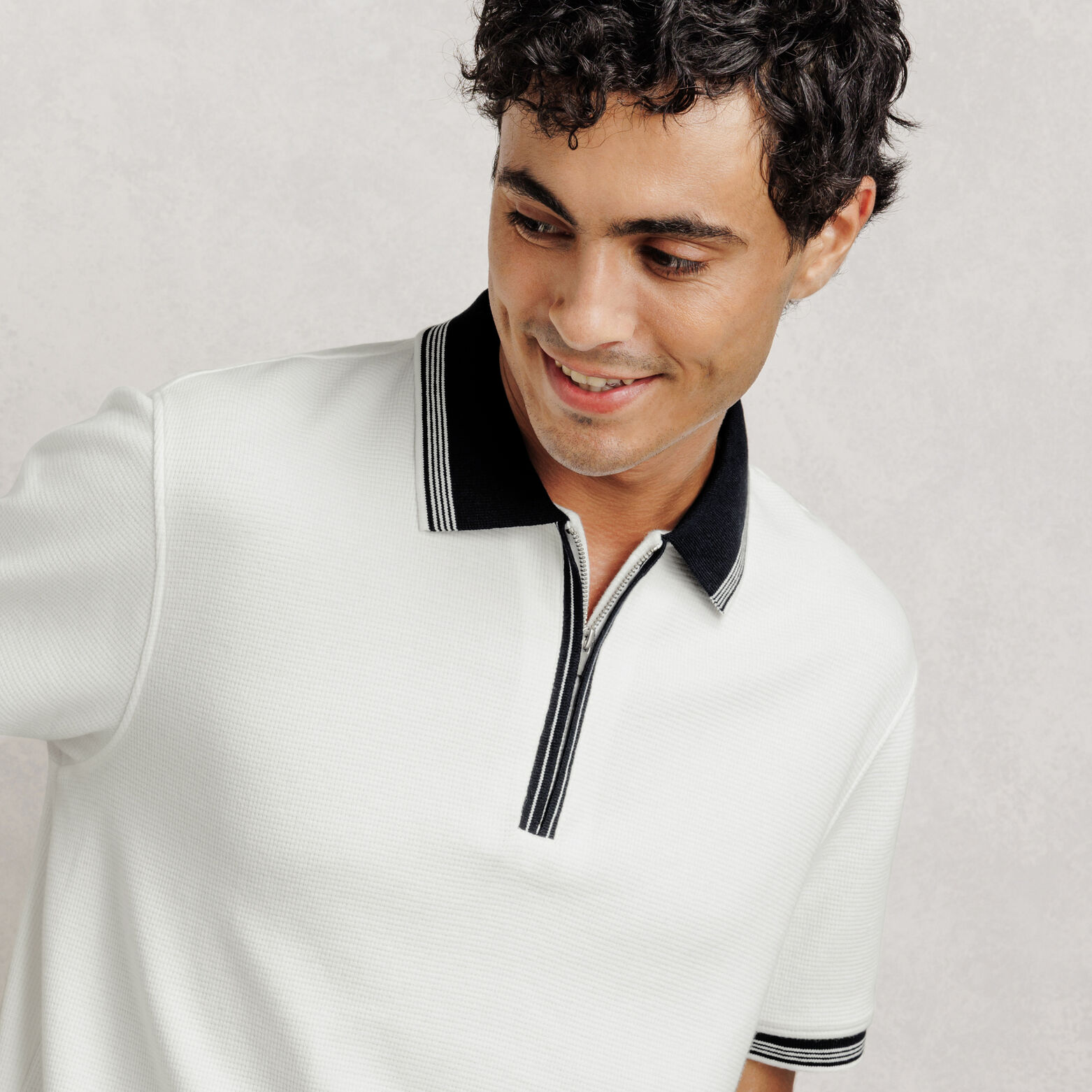 Polo manches courtes col zipp&eacute; gaufr&eacute;