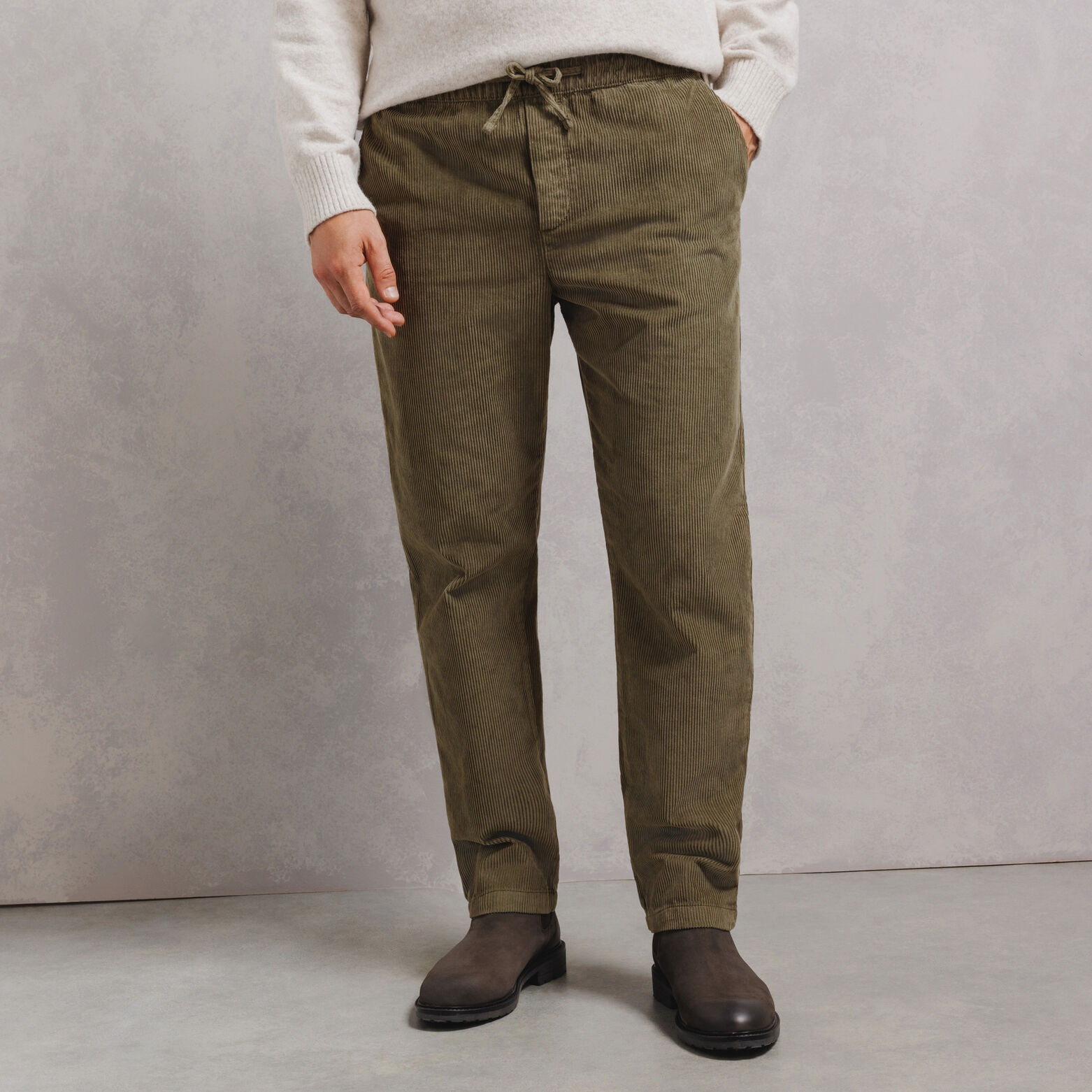 Pantalon tapered taille &eacute;lastiqu&eacute;e en velours