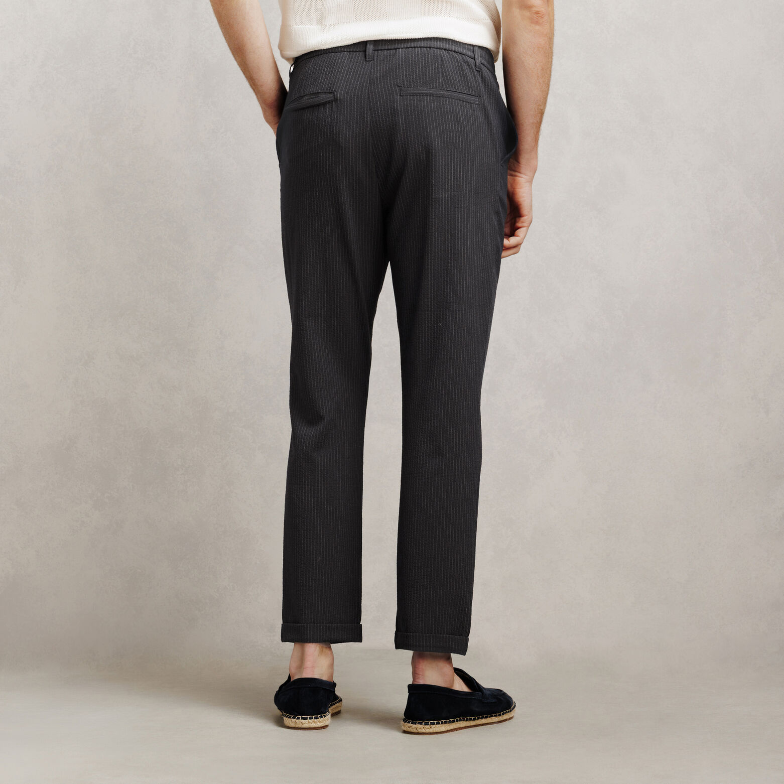 Pantalon tapered 7/8&egrave;me seersucker ray&eacute;