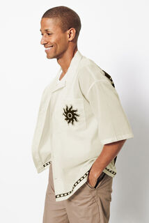 Boxy fit hemdje in geborduurd katoen