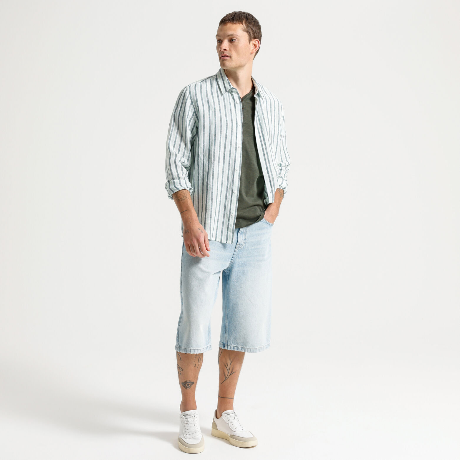 Tee shirt col tunisien mati&egrave;re flamm&eacute;e