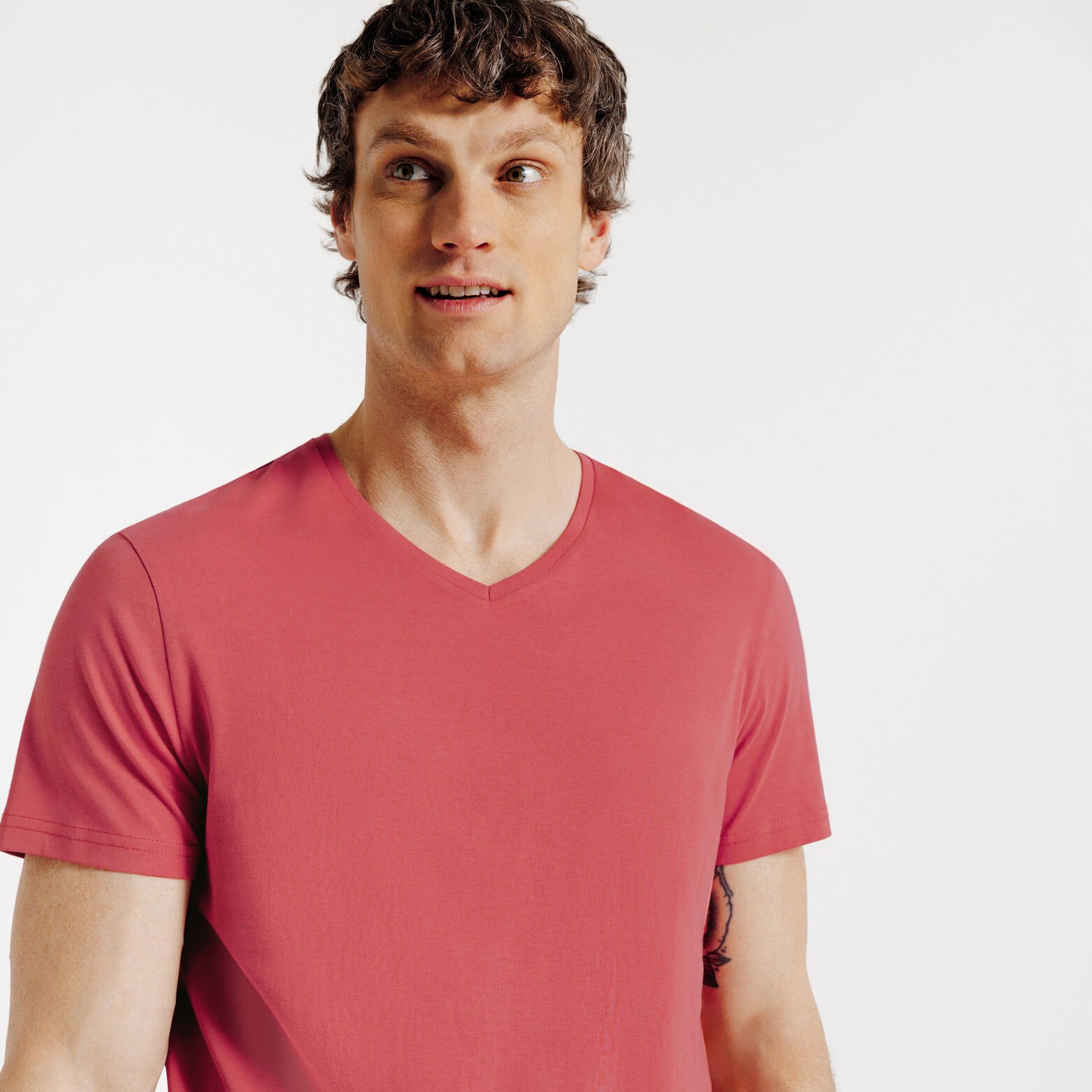 Basic T-shirt met V-hals in biokatoen 