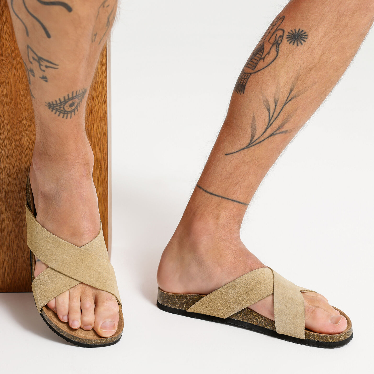 Sandales crois&eacute;es en cuir su&egrave;de