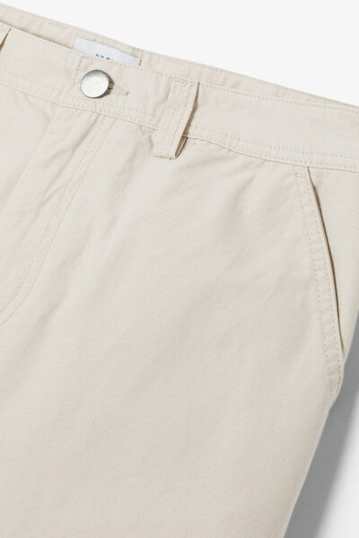 Pantalon chino large avec d&eacute;coupes