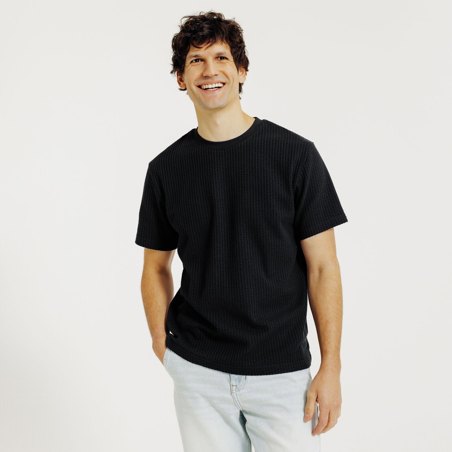 Tee shirt mati&egrave;re relief&eacute;e