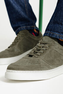 Sneakers in su&egrave;deleer