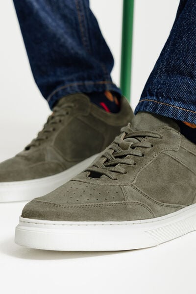Sneakers in su&egrave;deleer
