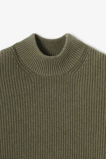 Pull col chemin&eacute;e en c&ocirc;te