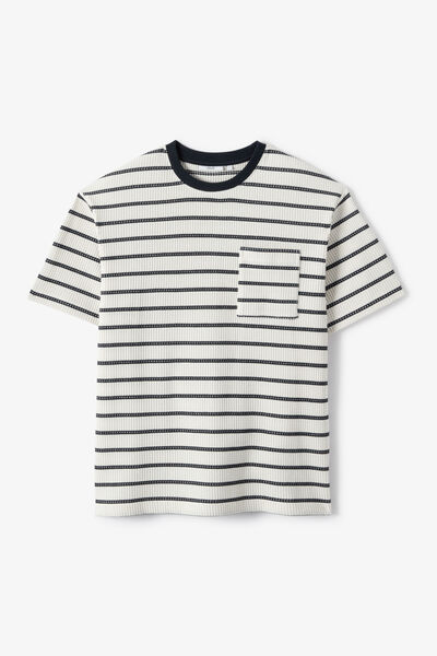Tee shirt ray&eacute; gaufr&eacute; poche poitrine
