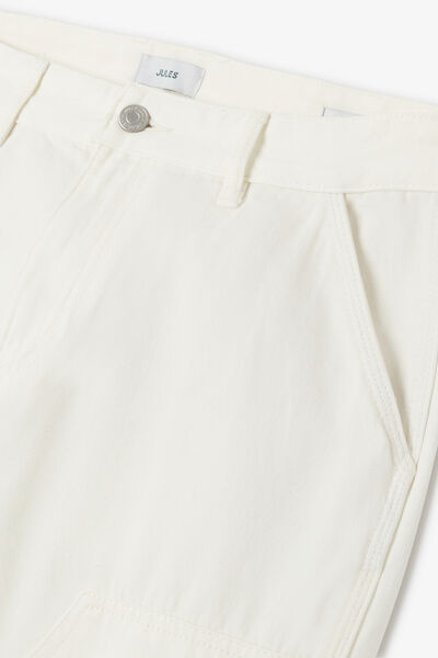 Jean loose &agrave; d&eacute;coupes